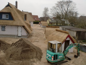 Auf der Baustelle wird noch richtig rangeklotzt. Das Gartenhaus mit Reetdach ist auch schon fertig...