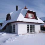 In dezentem weiß zeigen sich Haus "Findling"